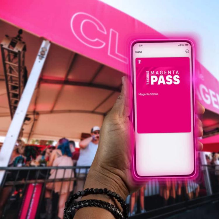 La mano de un asistente de conciertos sostiene un smartphone con Magenta Pass de T-Mobile en la pantalla.