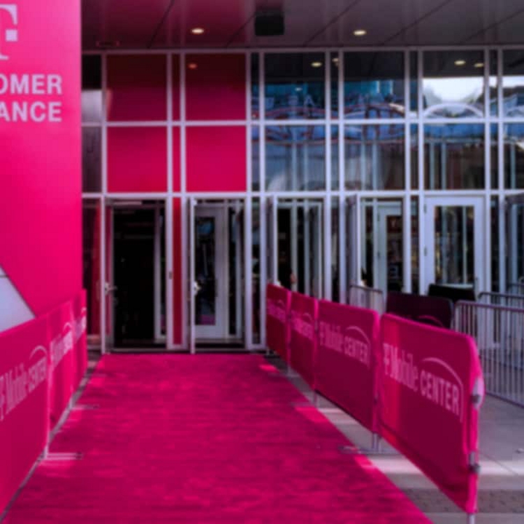 No hay cola en la entrada de clientes de un evento.