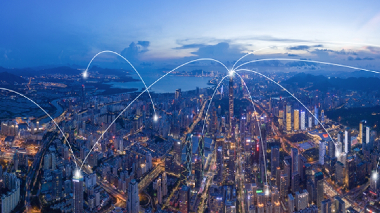 Un paisaje urbano moderno conectado por robusta infraestructura de redes móviles.