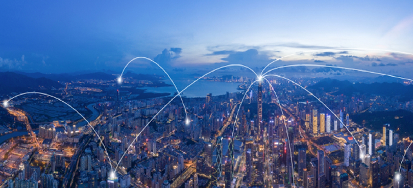 Un paisaje urbano moderno conectado por robusta infraestructura de redes móviles.