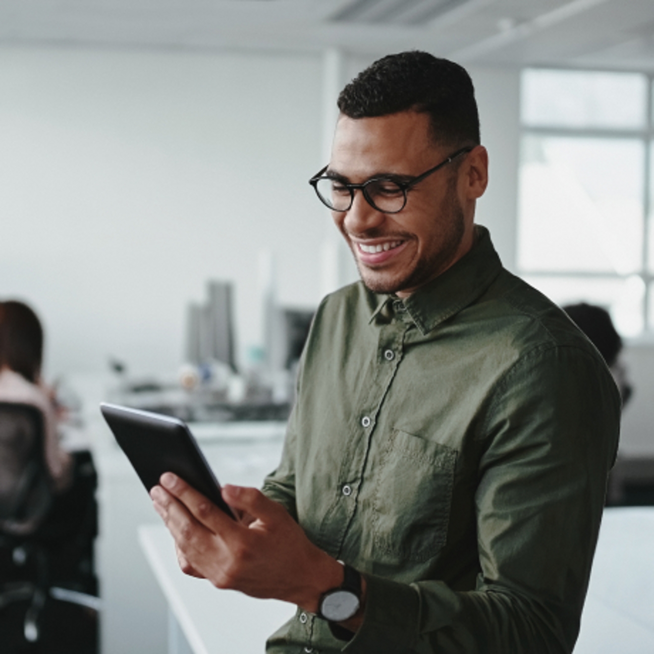 Un estudiante se conecta a los recursos de aprendizaje mediante un dispositivo móvil.