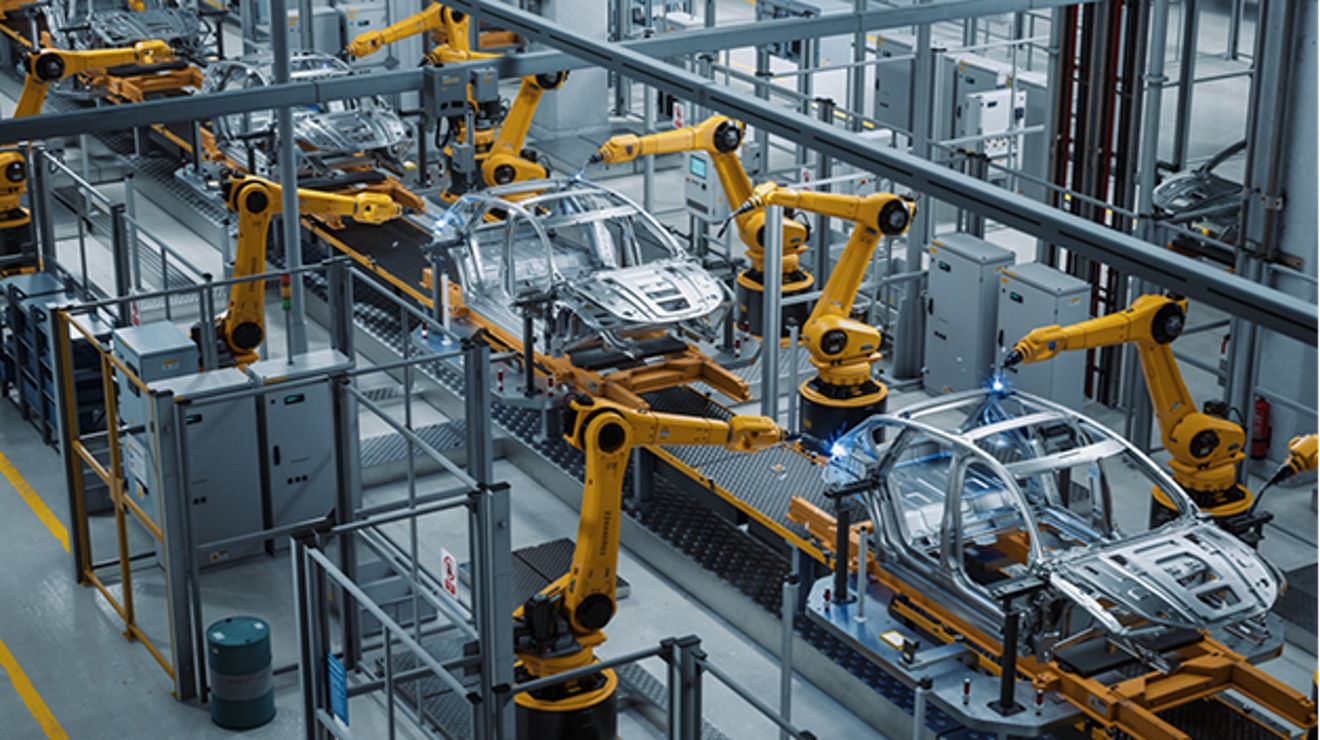 Vista superior de línea de montaje automatizada para fabricación de automóviles.
