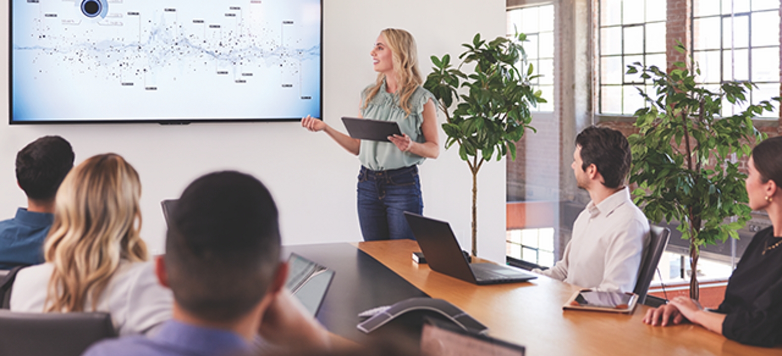 Mujer enseñando a alumnos