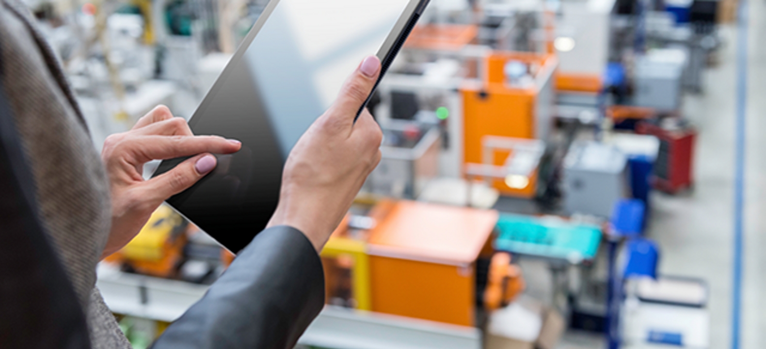 Mano sosteniendo una tablet