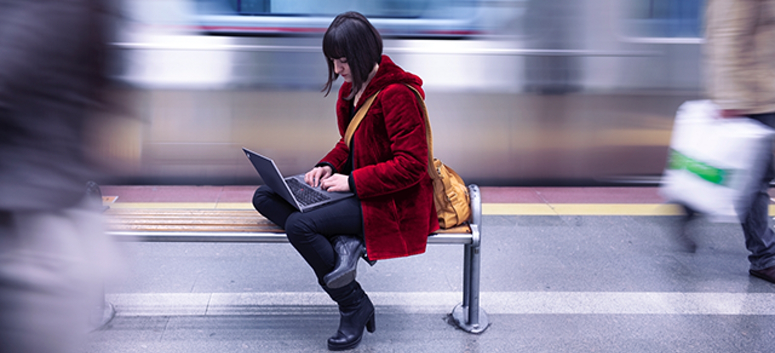 Mujer en un tren mirando una laptop