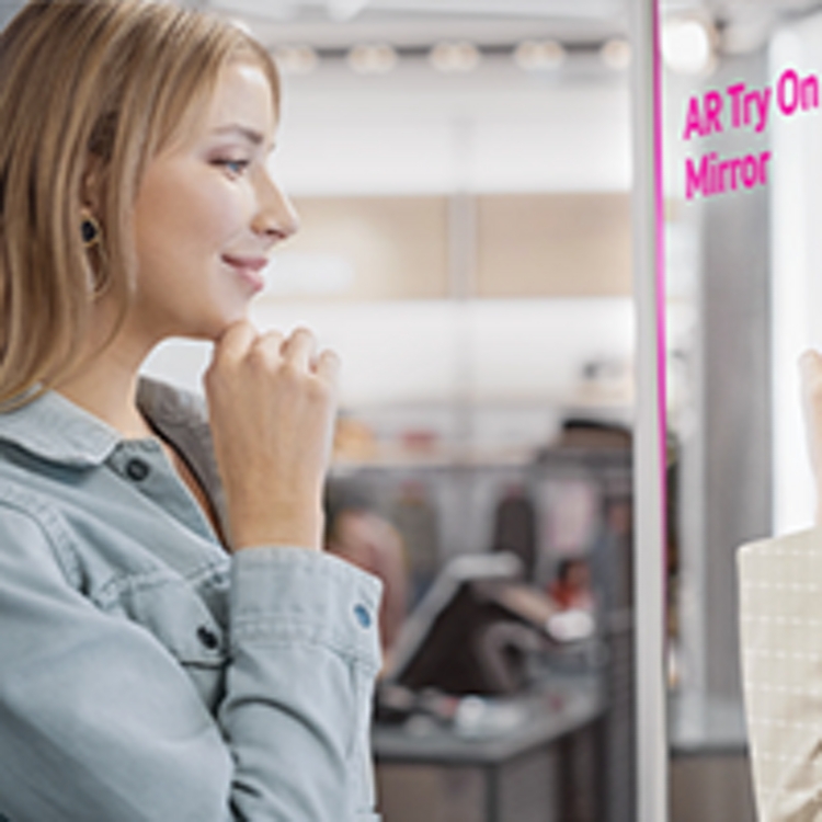 Mujer se mira en un espejo virtual de prueba