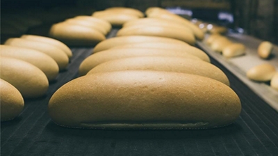 Mucho pan saliendo de un horno