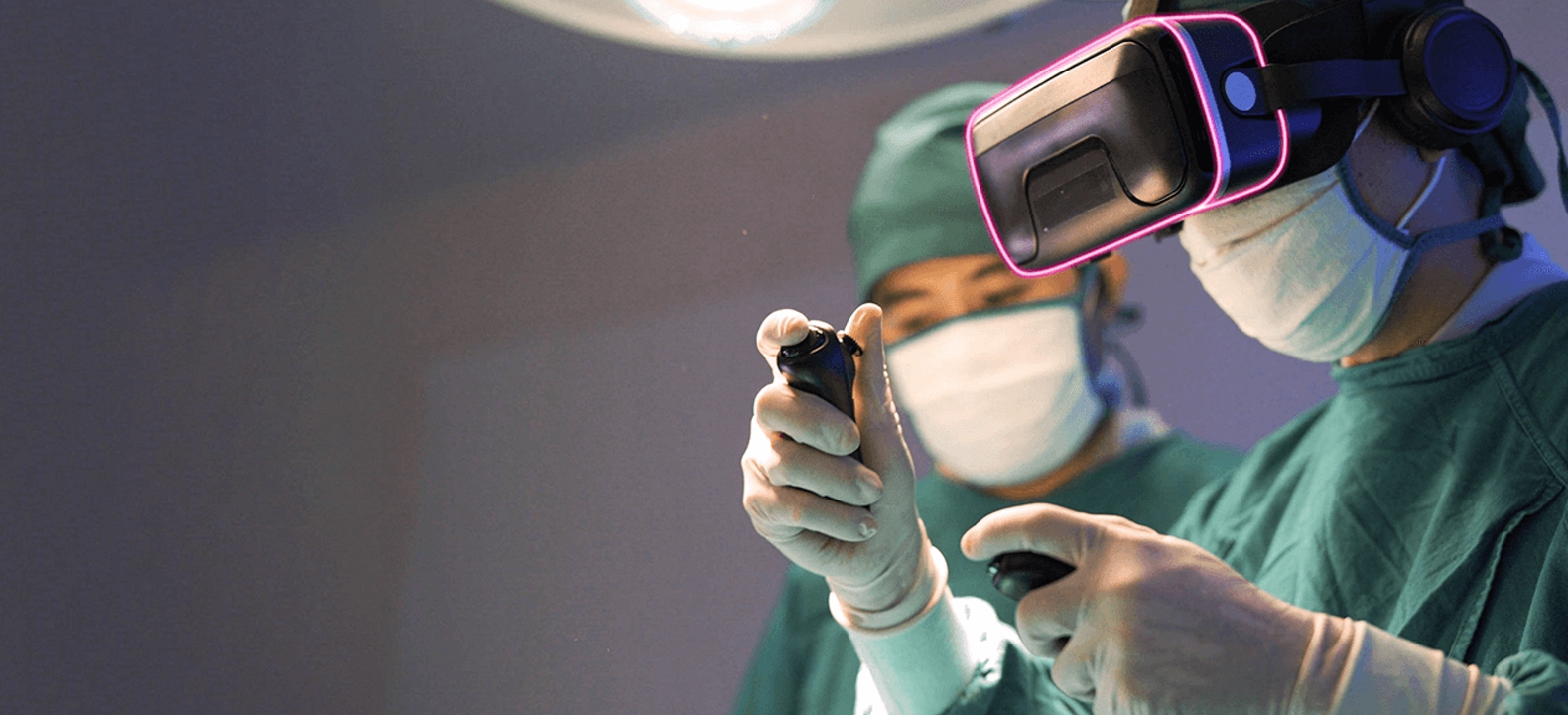 Médico con bata y gafas de RV