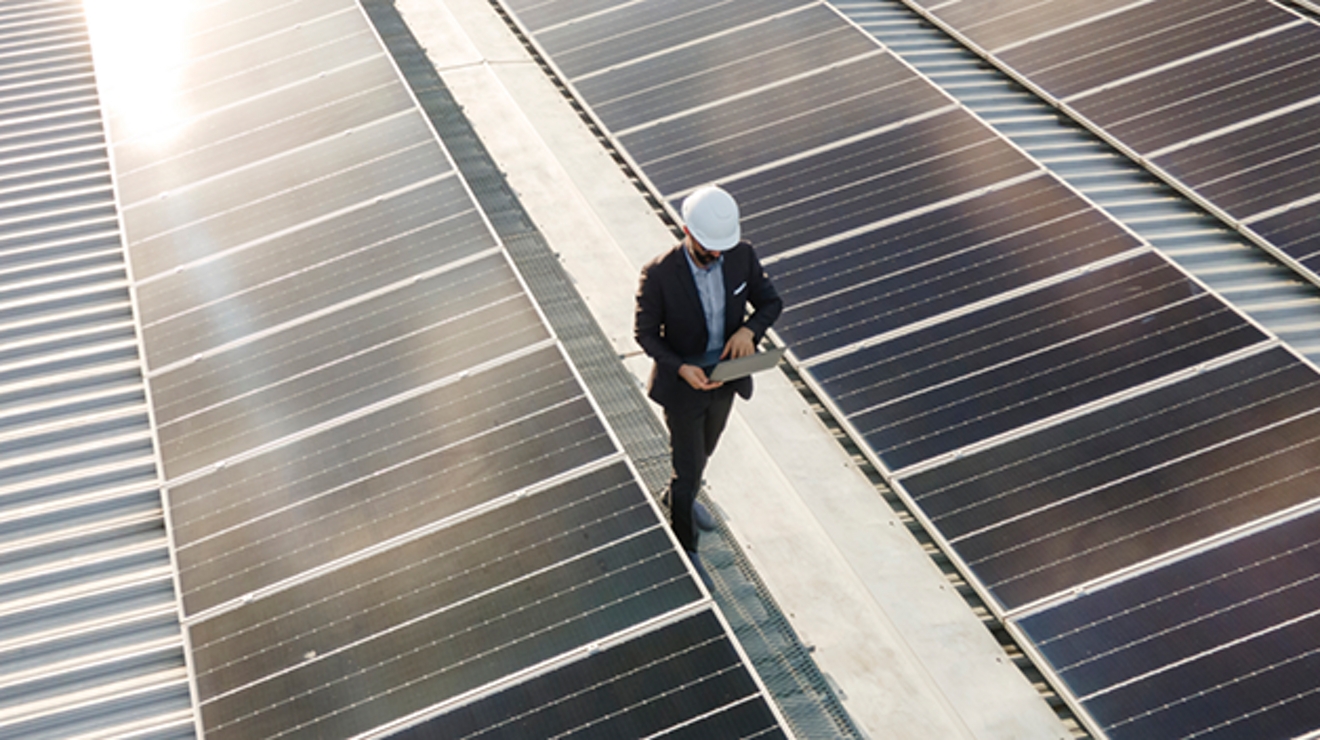 Ingeniero entre paneles solares