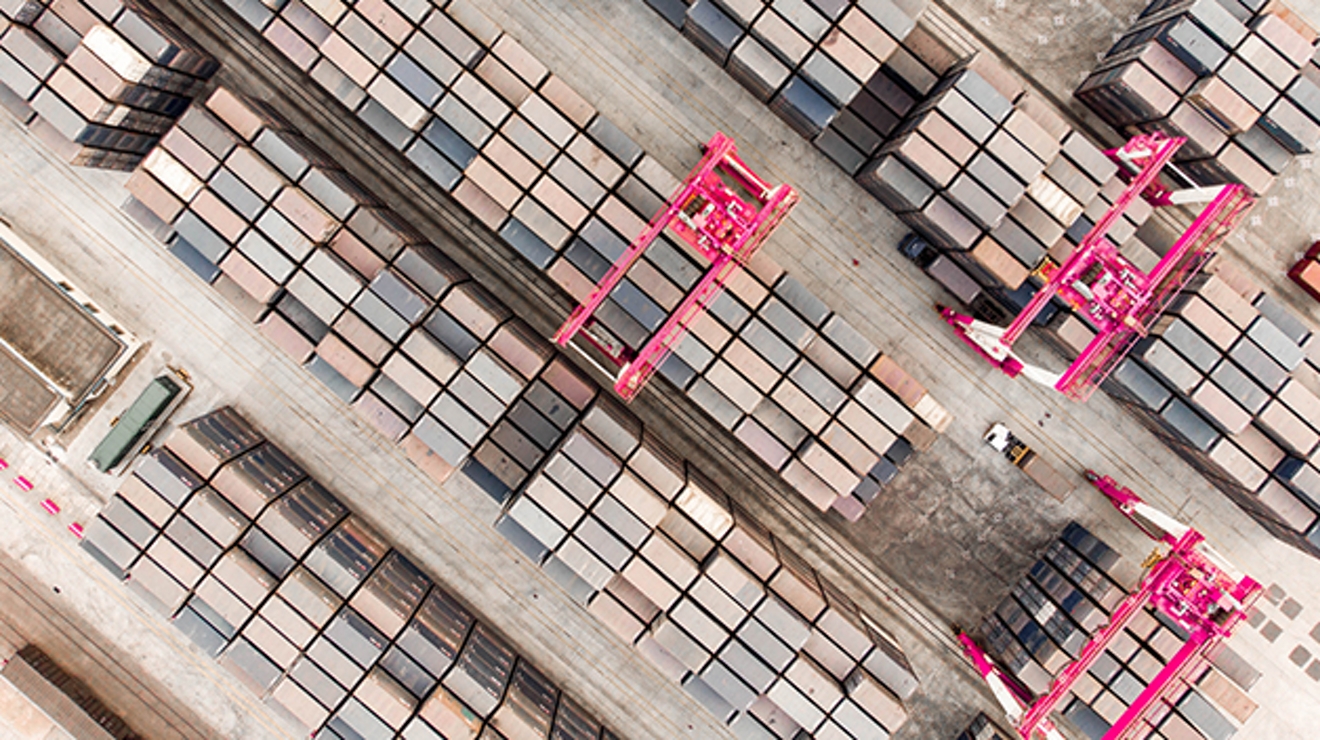 Maquinaria robotizada sobre muchas filas de contenedores de carga