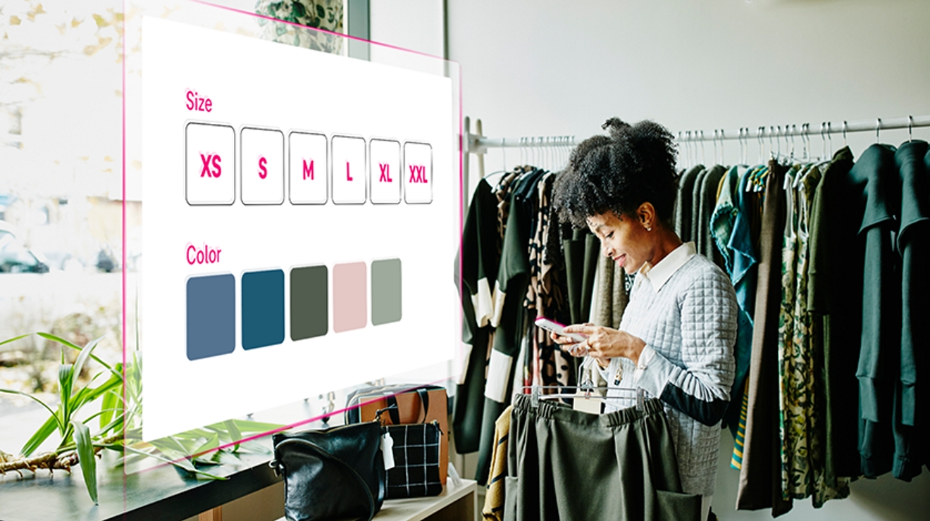 Clienta en una tienda mirando su smartphone mientras una imagen en tamaño grande de su pantalla muestra opciones de tamaños y colores de ropa.