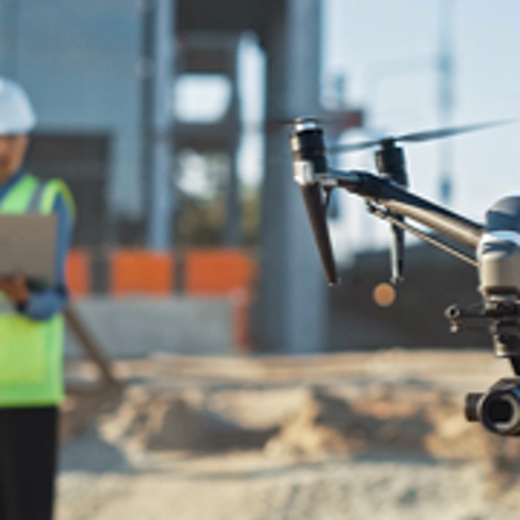 Hombre usando un dron