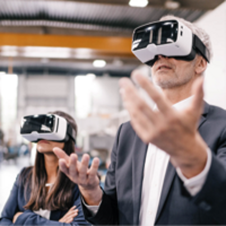 hombre y mujer con gafas de realidad virtual