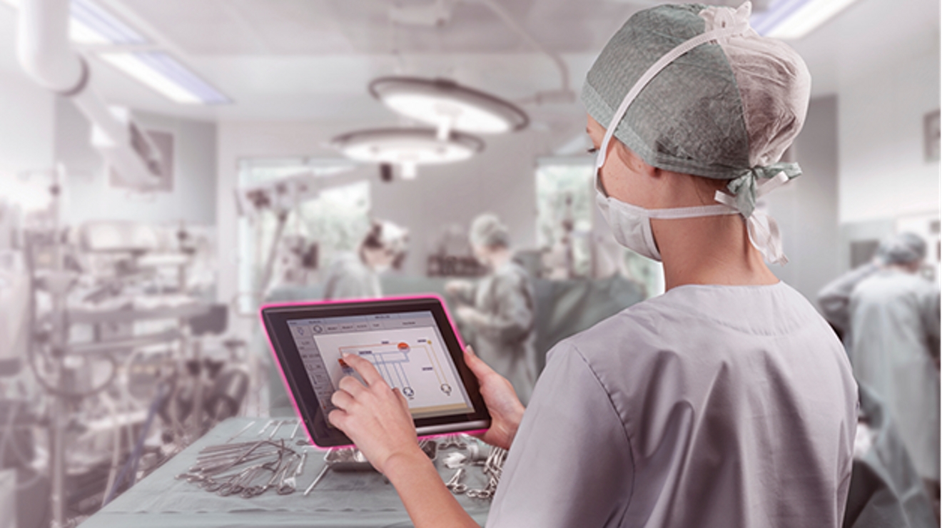 Un cirujano utiliza una tablet en un quirófano