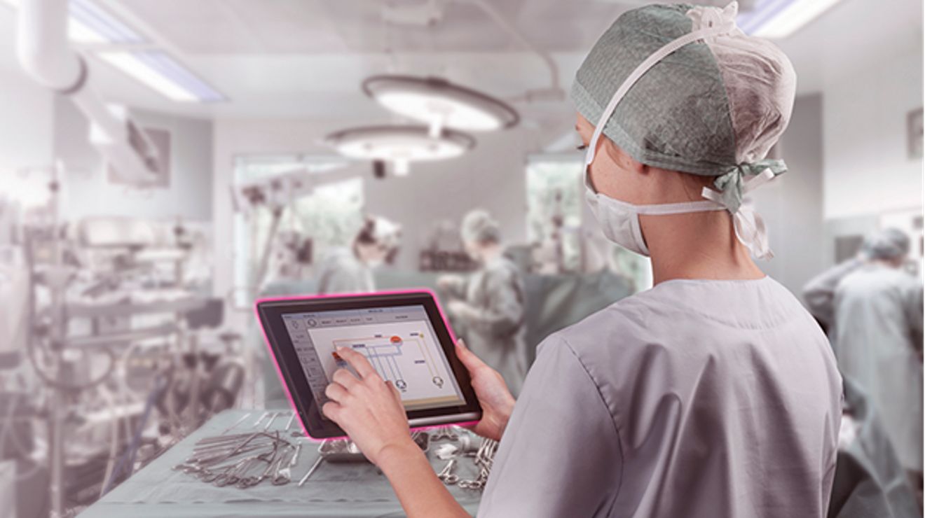 Un cirujano utiliza una tablet en un quirófano