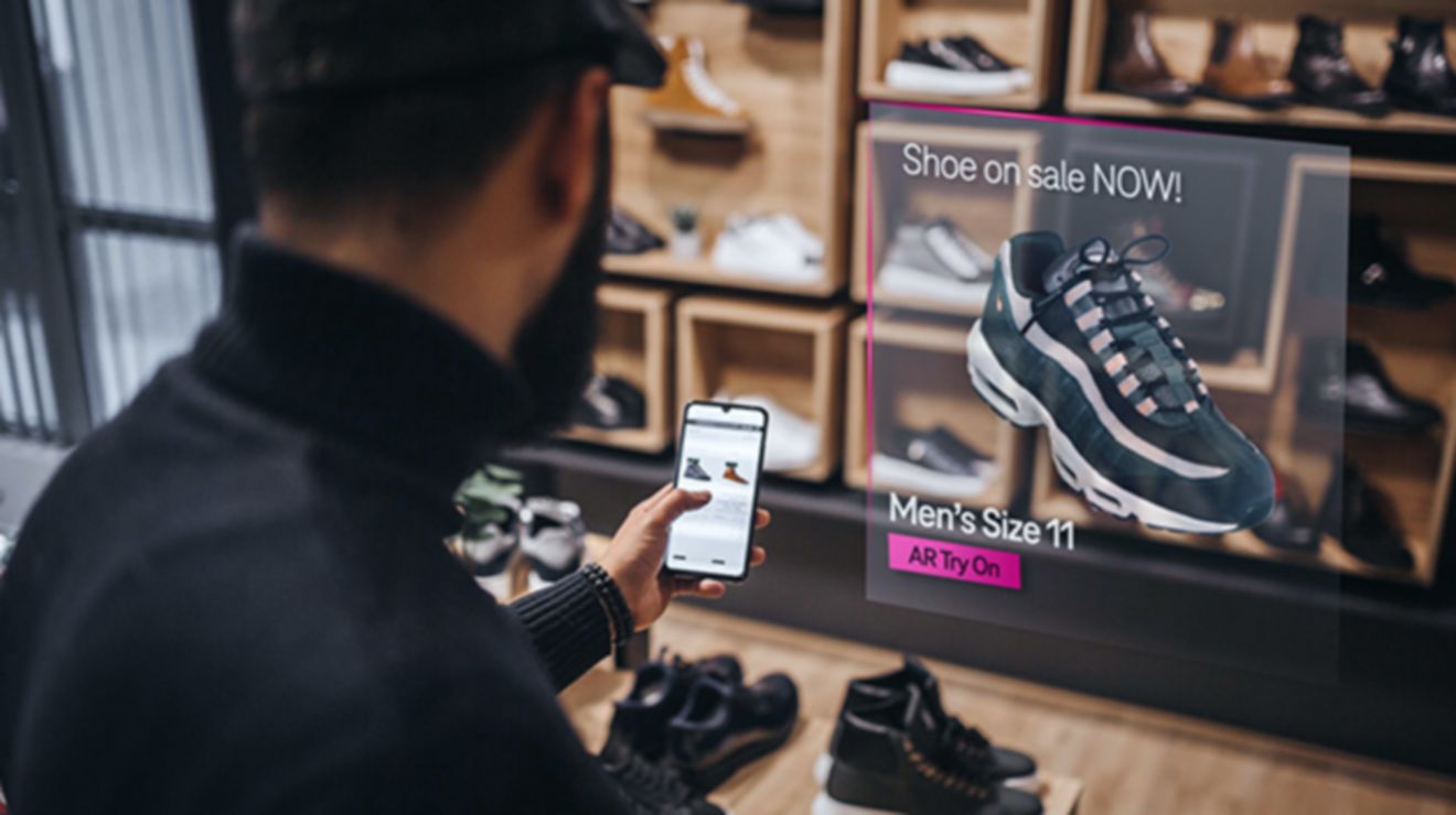 Hombre comprando zapatillas en un smartphone usando una imagen de RA.