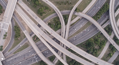 Vista aérea de un Spaghetti Junction en Atlanta, GA