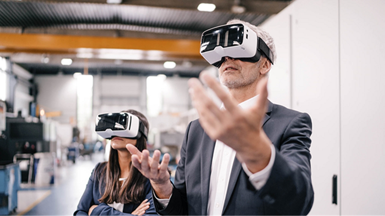 Un hombre con gafas de realidad virtual haciendo gestos con la mano en el aire