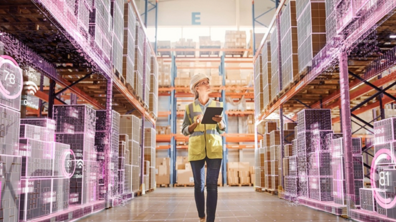 Empleado de un depósito con chaleco de seguridad y casco analizando el inventario con una tablet, con datos virtuales superpuestos en los estantes.
