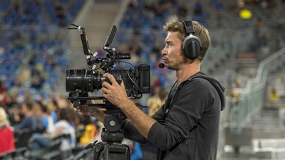 Camarógrafo con audífonos