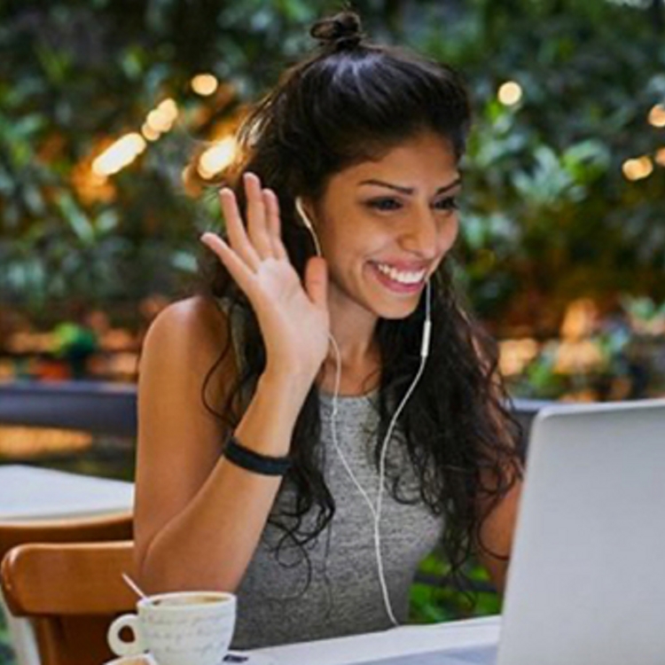Un hombre y una mujer, ambos con vestimenta de negocios, usando cascos de RV.