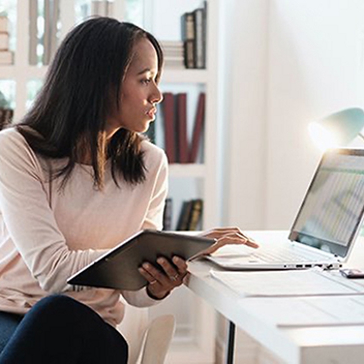 Un hombre y una mujer, ambos con vestimenta de negocios, usando cascos de RV.