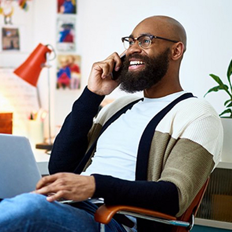 Un hombre y una mujer, ambos con vestimenta de negocios, usando cascos de RV.