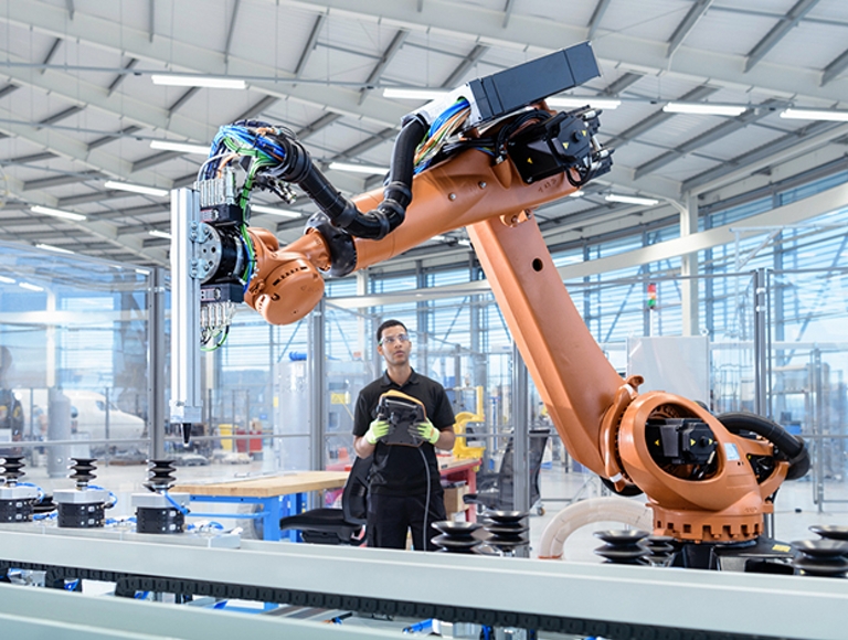 Un hombre y una mujer, ambos con vestimenta de negocios, usando cascos de RV.