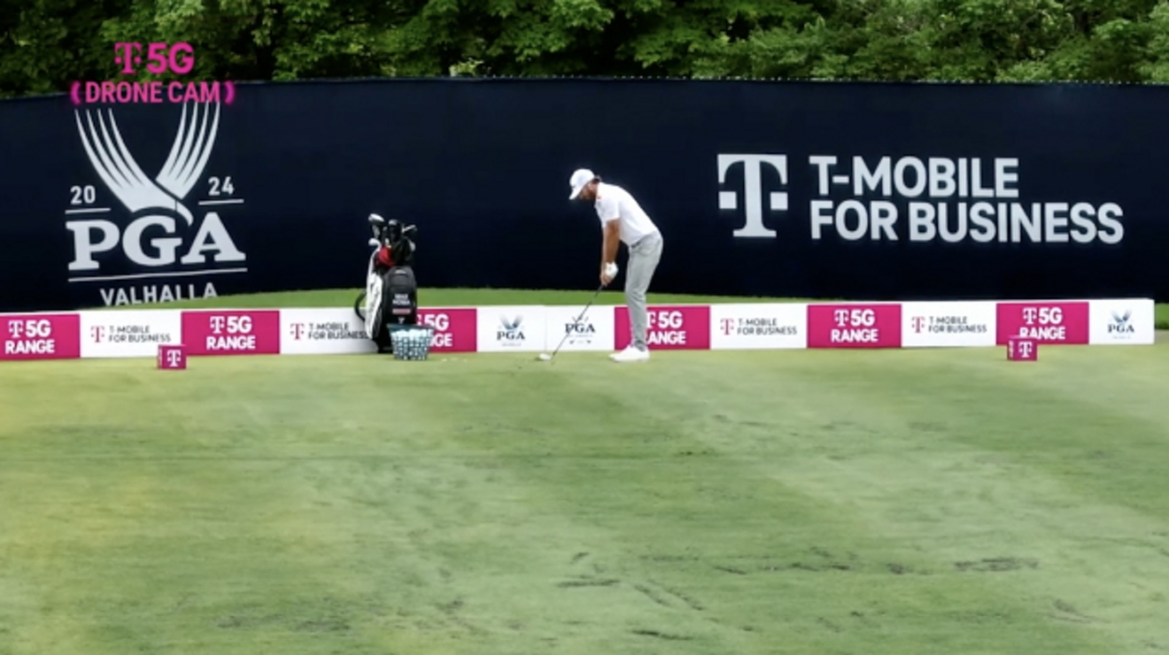 Hombre jugando al golf