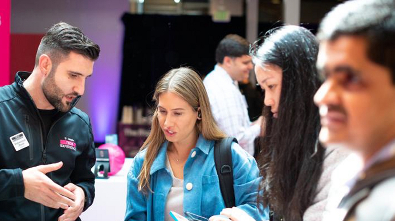 Video de Bloomberg - Hombre hablando con una mujer en una conferencia