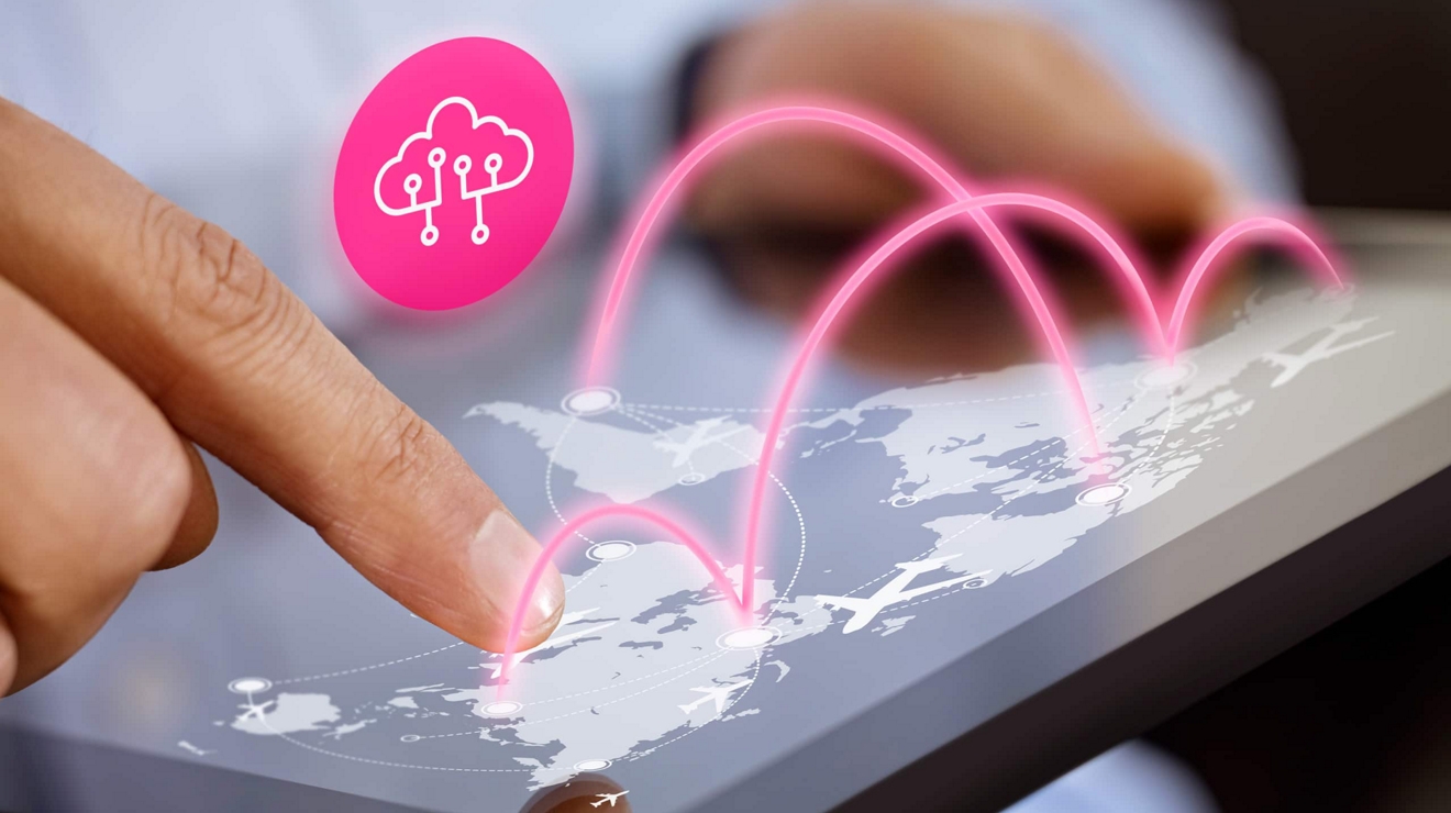 Persona toca el ícono de una nube interconectada a nivel global en su tablet digital.