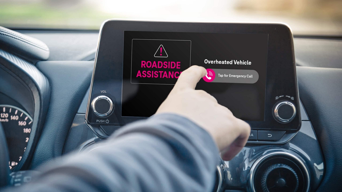 Un conductor utiliza la pantalla interactiva del tablero de su vehículo para solicitar asistencia en la carretera.