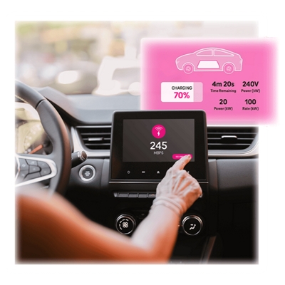 Un conductor comprueba el progreso de la recarga en la pantalla táctil del tablero de su vehículo eléctrico.