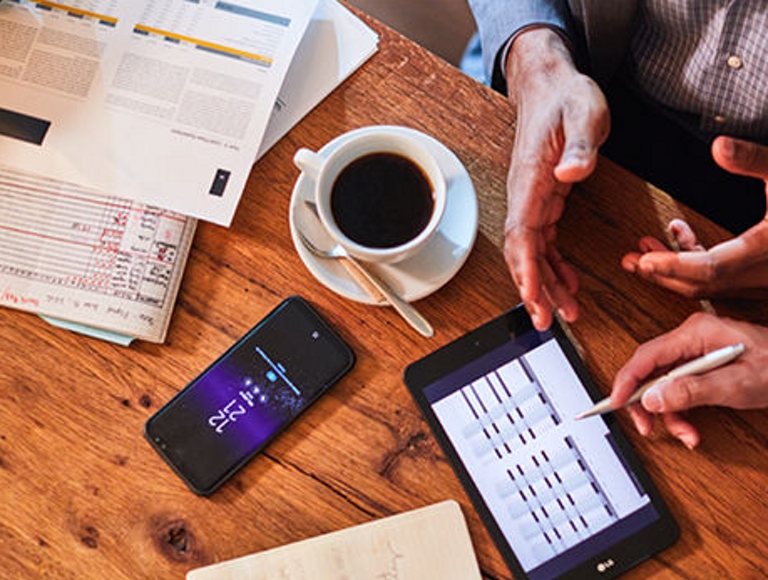 Artículo sobre crédito comercial TFB, mujer con tarjeta