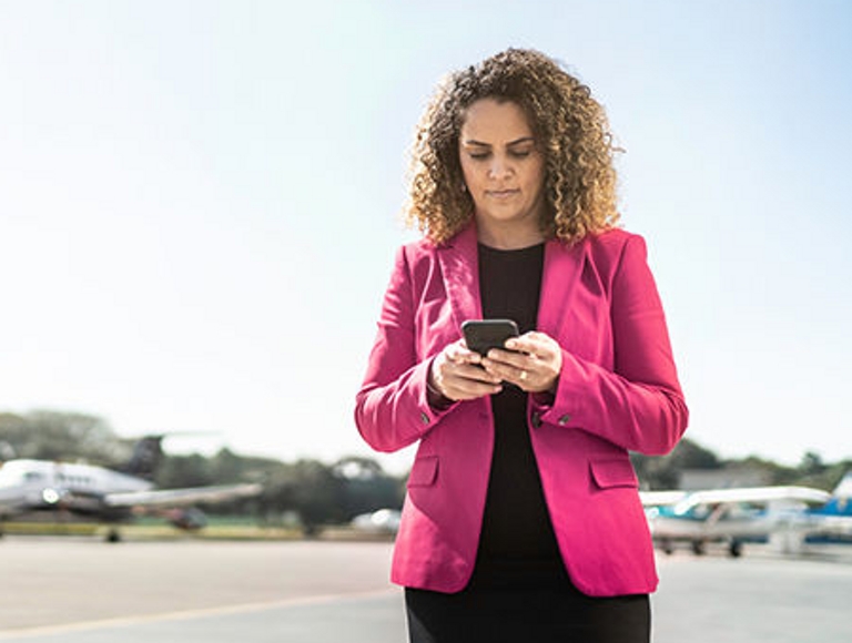 Artículo sobre crédito comercial TFB, mujer con tarjeta
