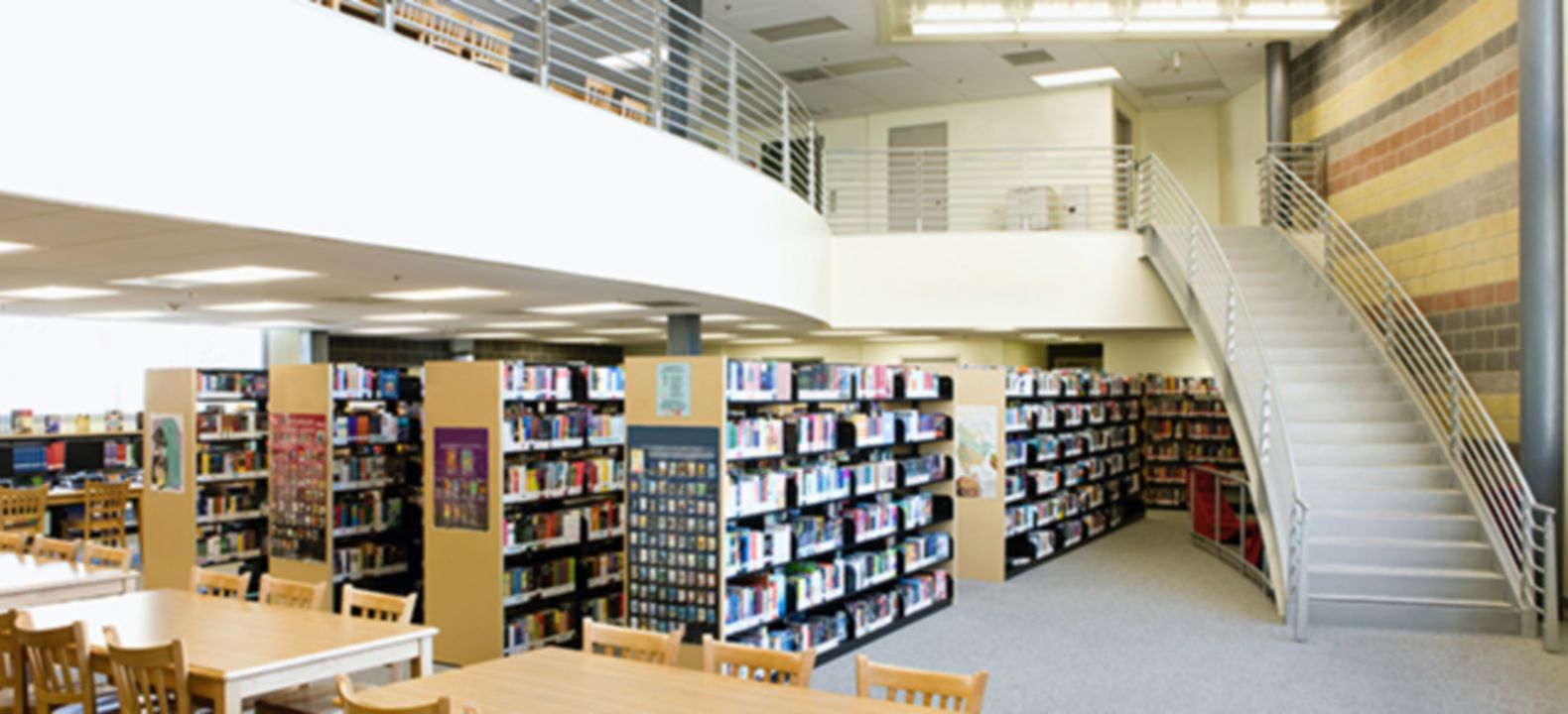 Imagen del interior de una biblioteca.