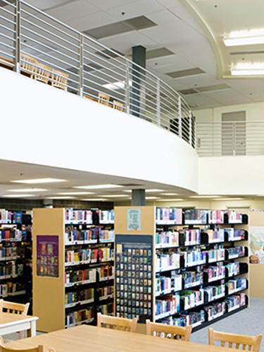 Imagen del interior de una biblioteca.