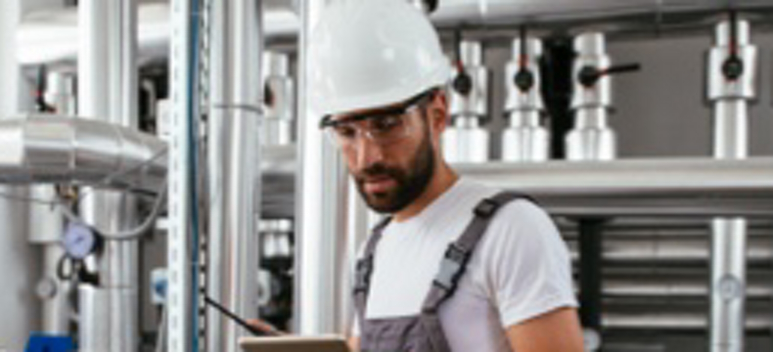 Mano sosteniendo una lapicera y una tablet con un maniquí que tiene una chaqueta puesta