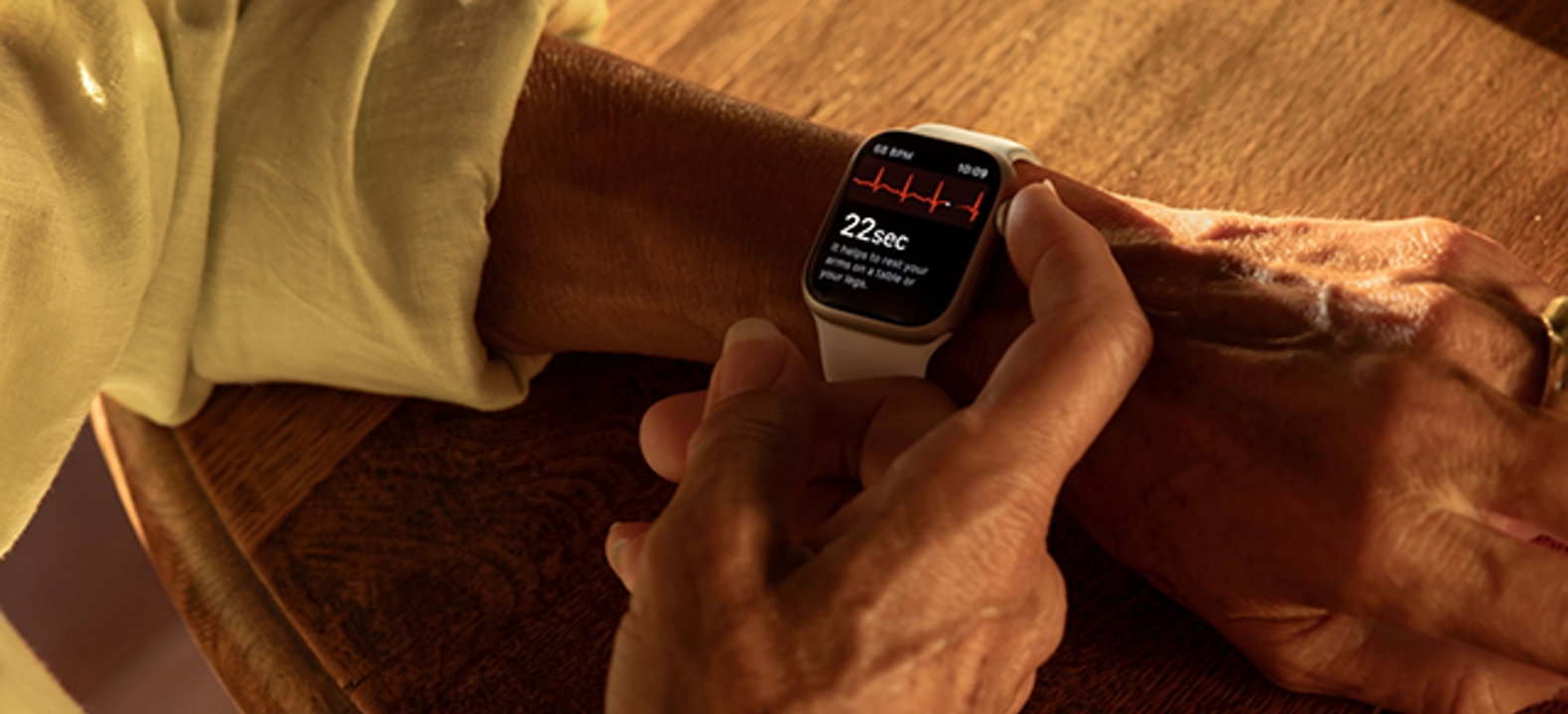 Muñeca con un reloj