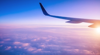 Alas de un avión en el cielo