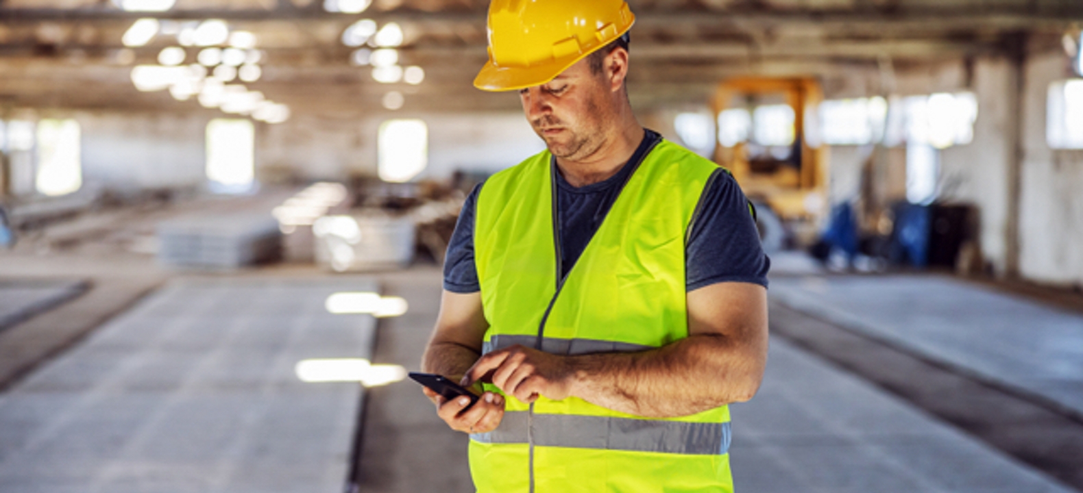 Mujer sonriente vestida de blanco toma un papel de la mano de un hombre vestido con camisa azul.