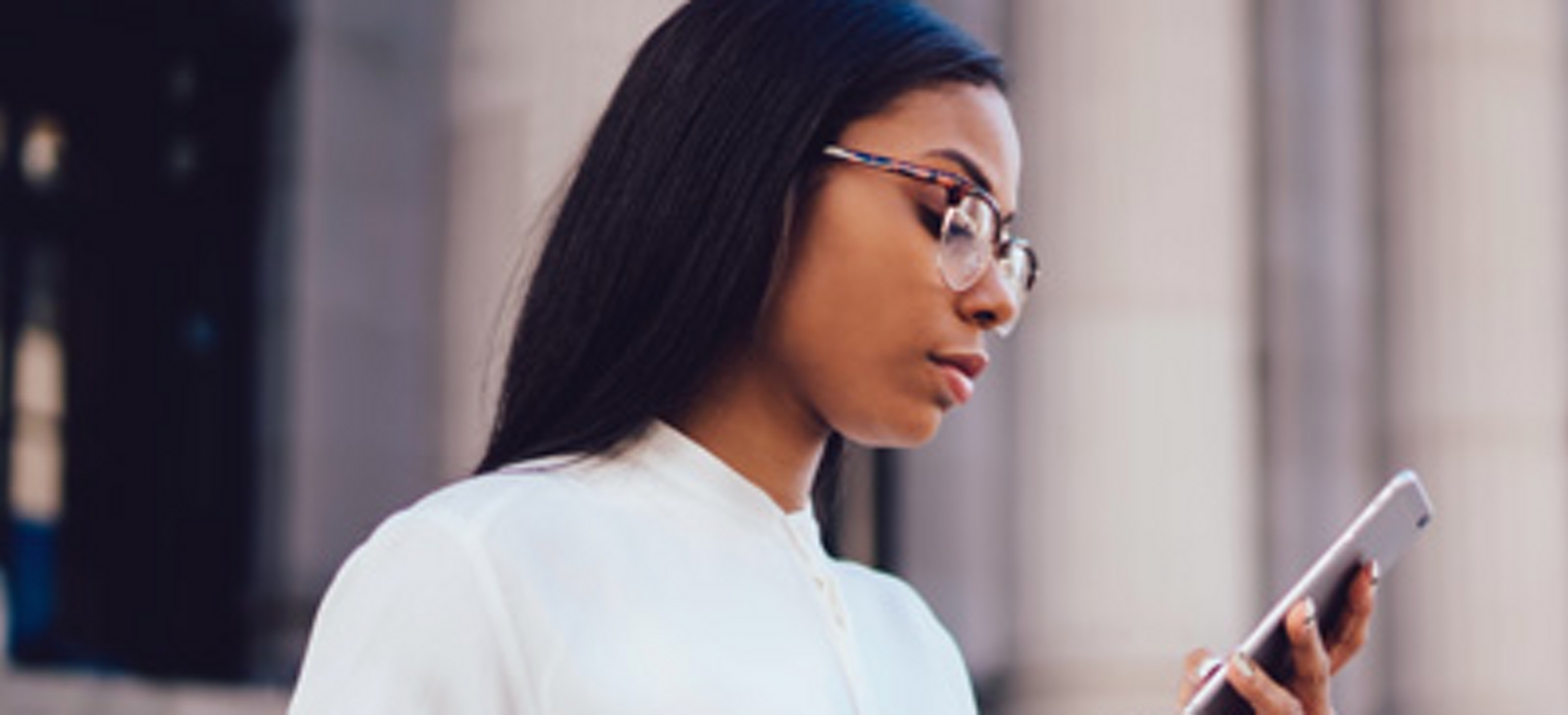 Mujer de negocios mirando el teléfono.