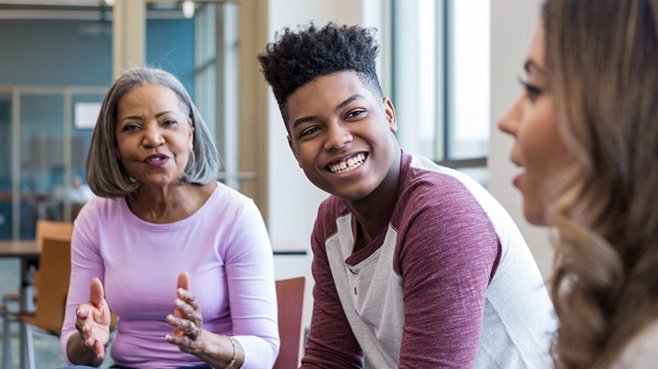 Dos adolescentes neoyorquinos y un directivo del Departamento de Desarrollo Juvenil y Comunitario de la Ciudad de Nueva York.