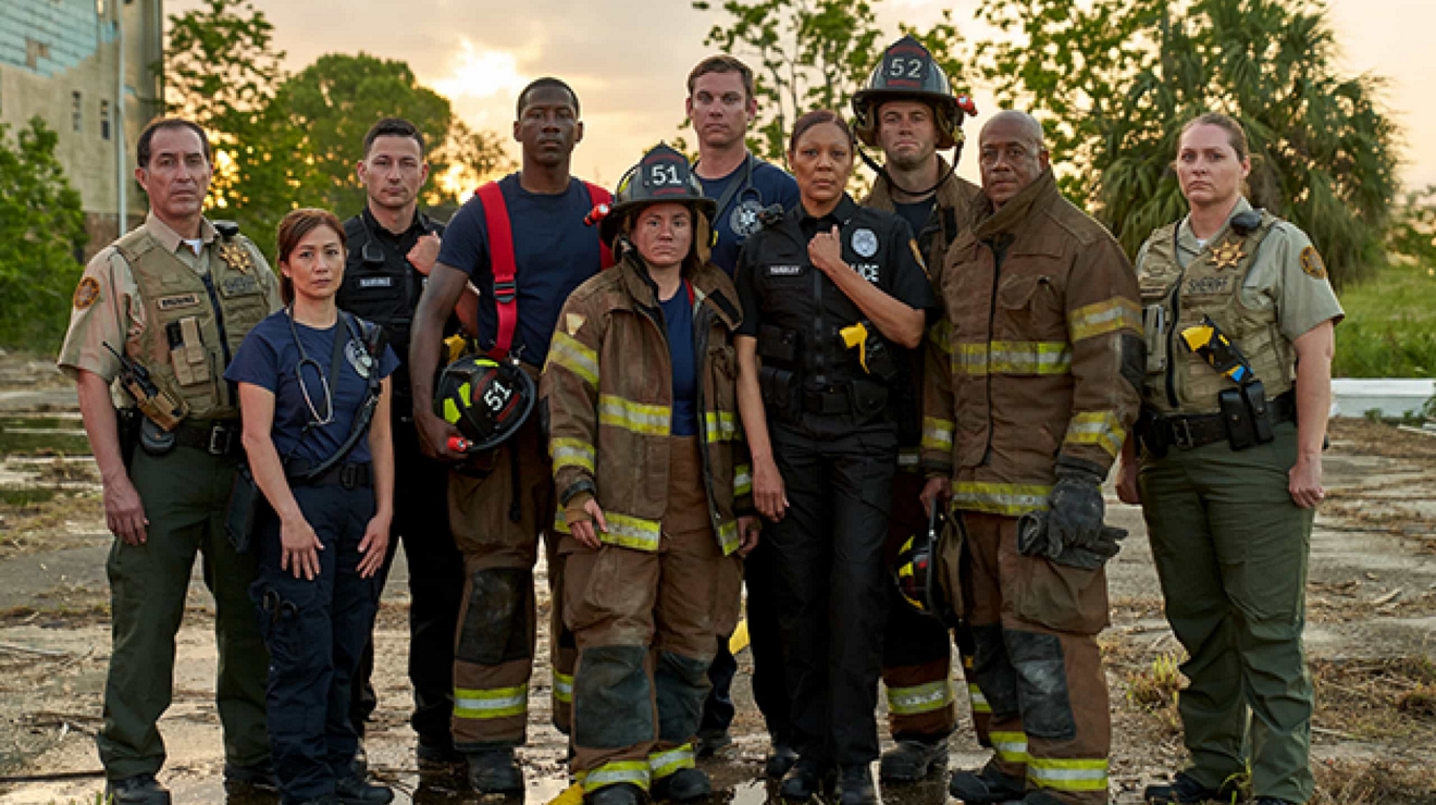 Agente usando la computadora en el auto