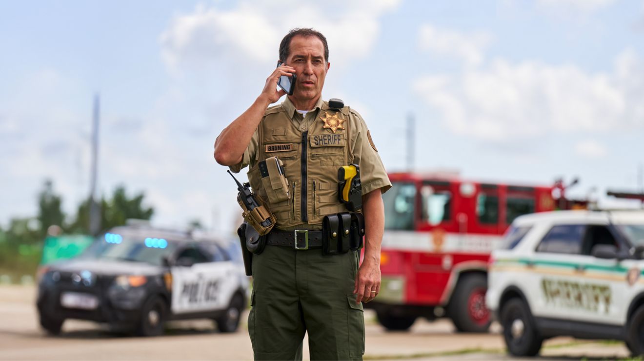 Un agente del sheriff se conecta a través de un smartphone seguro desde el lugar de un incidente.