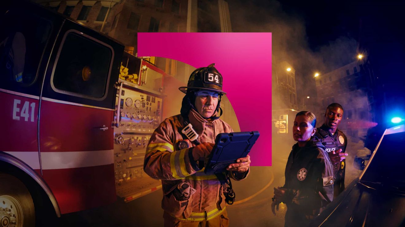 Un bombero en la escena de un incendio utiliza la red 5G para enviar datos críticos desde un dispositivo digital.