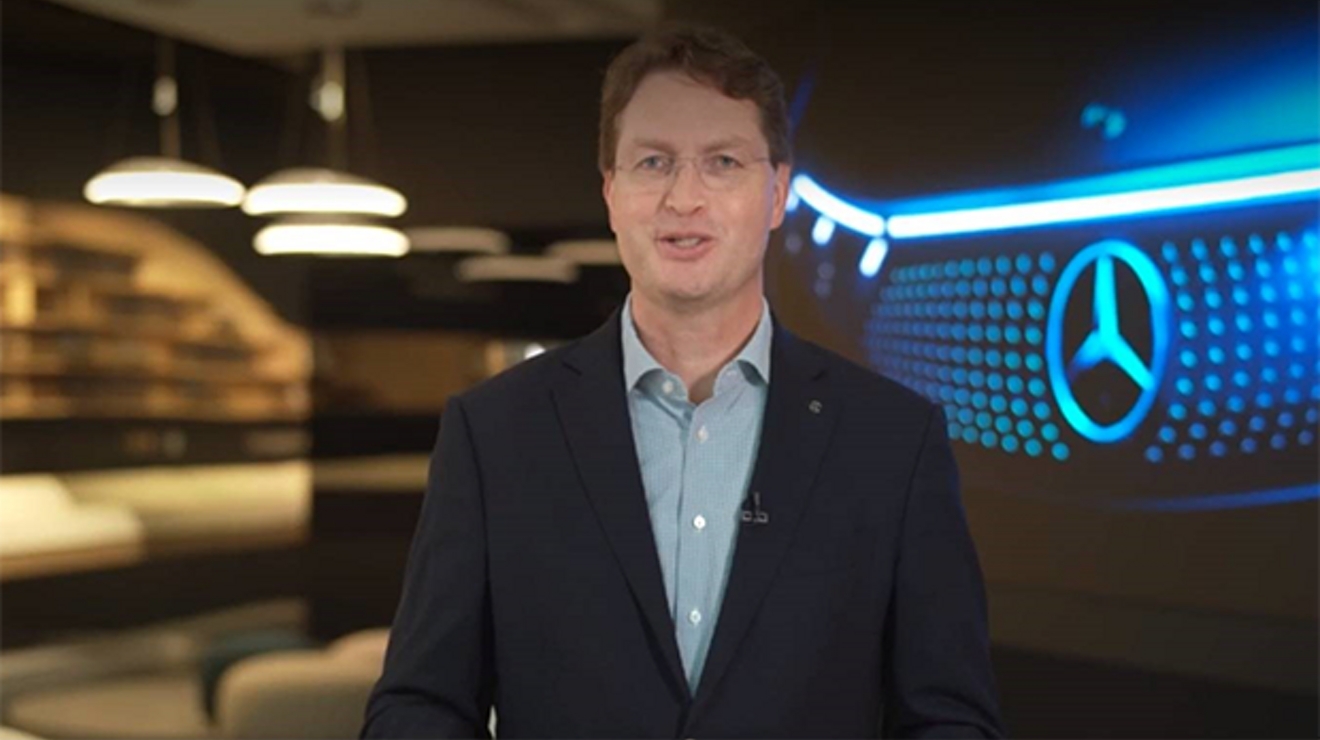 Ejecutivo luciendo una camisa azul y un blazer