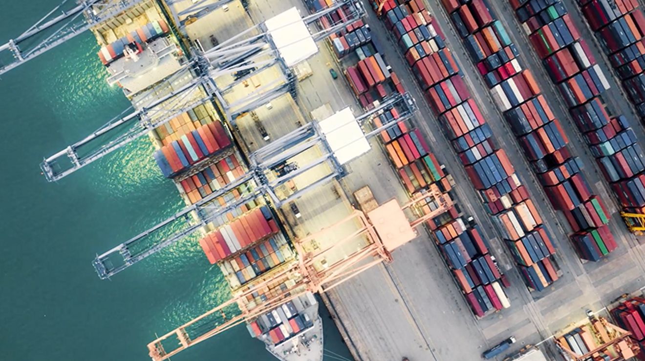 Imagen aérea de un muelle con varios contenedores.