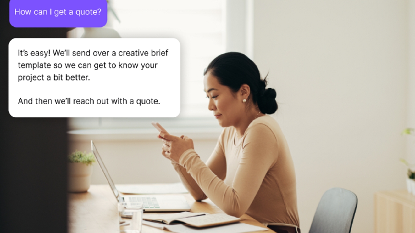 Agente de servicio al cliente intercambia mensajes al instante con un posible cliente sobre una cotización.