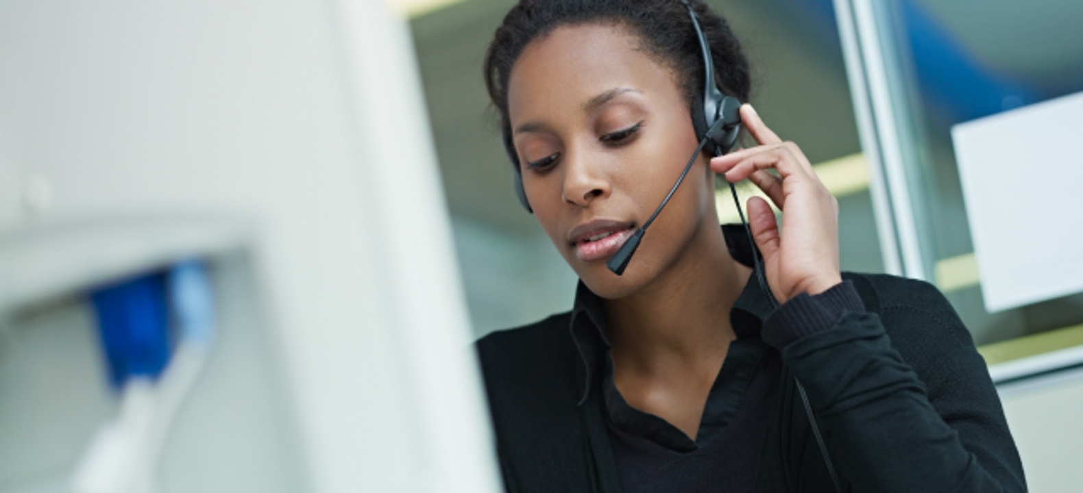 Profesional de ventas con audífonos deja un correo de voz pregrabado.